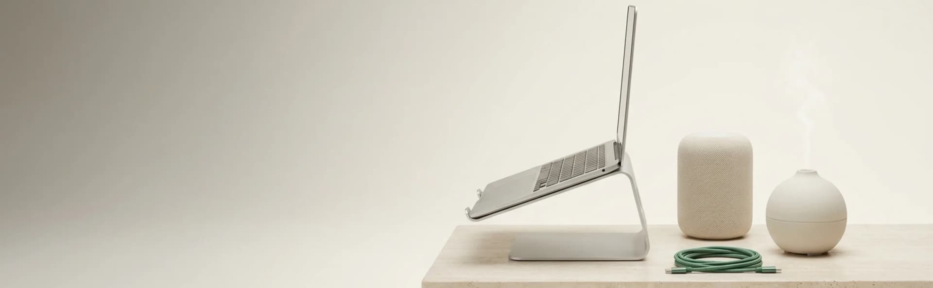 Objets tech et maison disposés avec soin