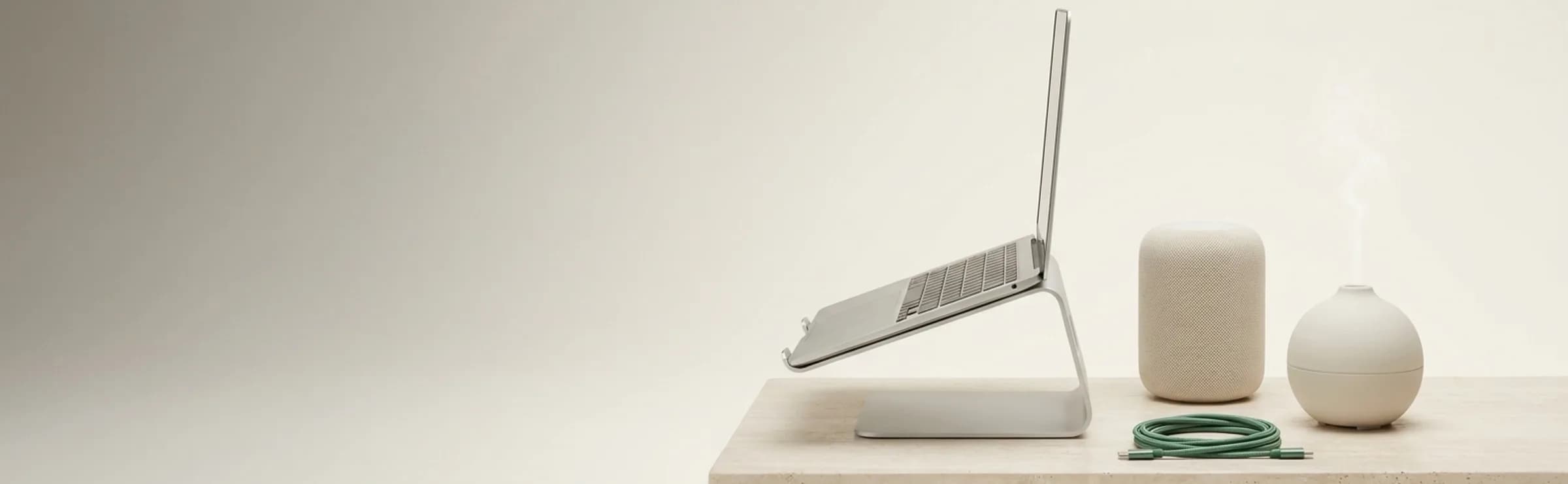 Objets tech et maison disposés avec soin